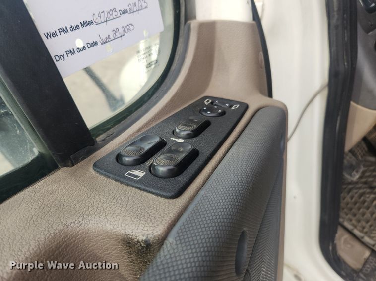 image for item LX9708 2017 Freightliner Cascadia  semi truck