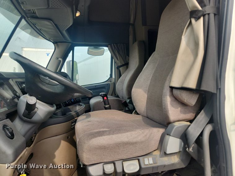 image for item LX9708 2017 Freightliner Cascadia  semi truck