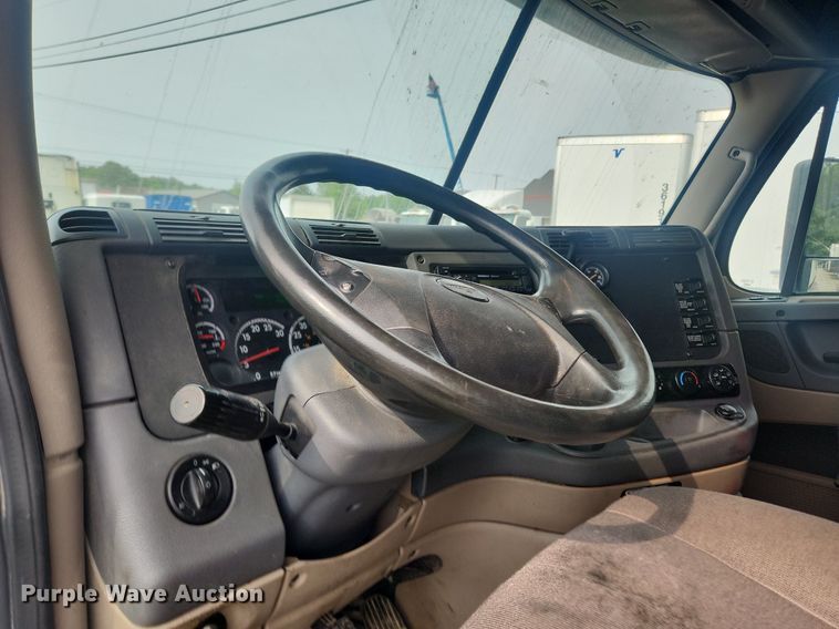 image for item LX9708 2017 Freightliner Cascadia  semi truck