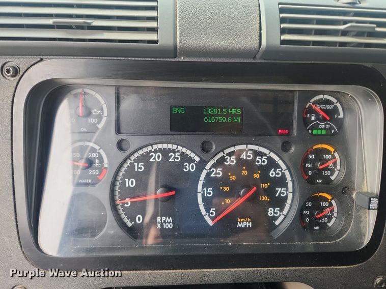 image for item LX9708 2017 Freightliner Cascadia  semi truck