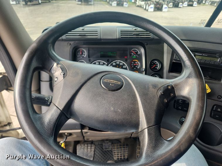 image for item LX9708 2017 Freightliner Cascadia  semi truck