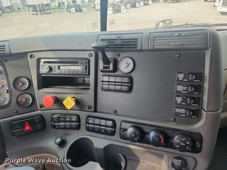 image for item LX9708 2017 Freightliner Cascadia  semi truck