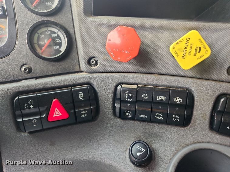 image for item LX9708 2017 Freightliner Cascadia  semi truck