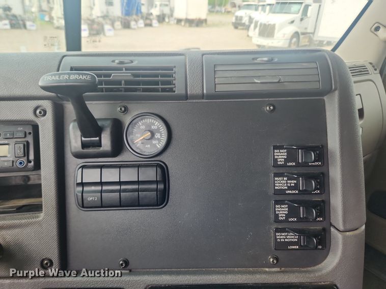 image for item LX9708 2017 Freightliner Cascadia  semi truck