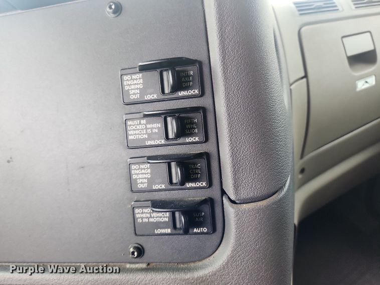 image for item LX9708 2017 Freightliner Cascadia  semi truck