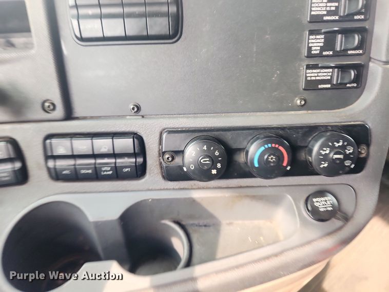 image for item LX9708 2017 Freightliner Cascadia  semi truck