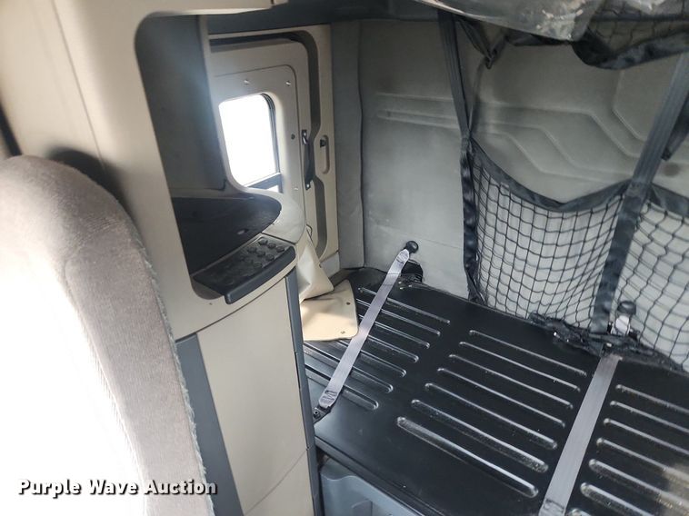 image for item LX9708 2017 Freightliner Cascadia  semi truck