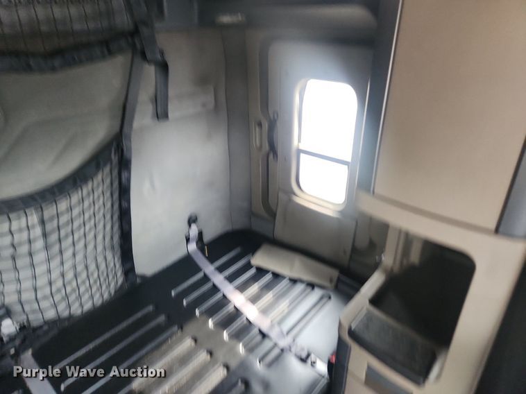 image for item LX9708 2017 Freightliner Cascadia  semi truck