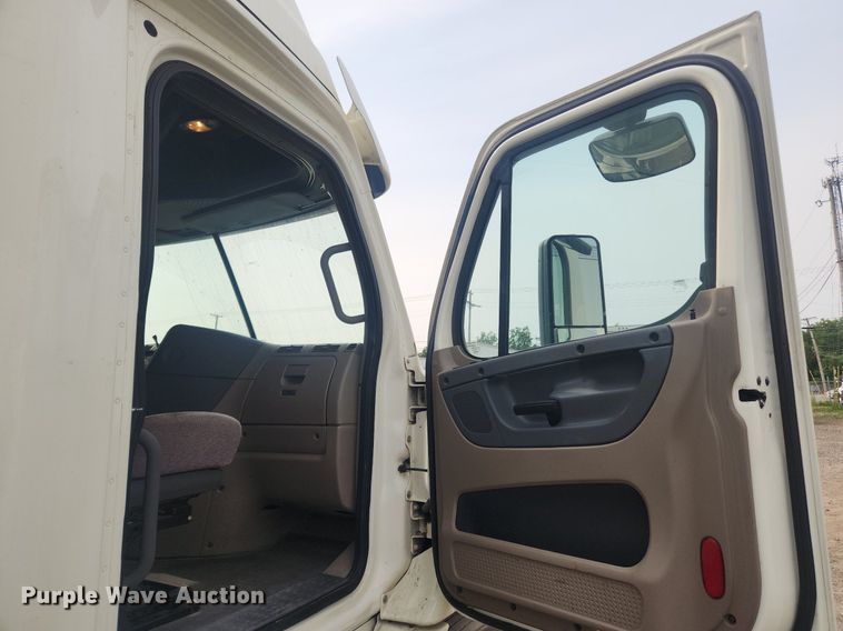 image for item LX9708 2017 Freightliner Cascadia  semi truck