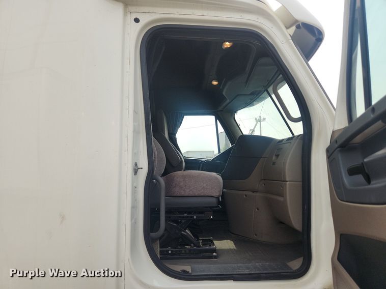 image for item LX9708 2017 Freightliner Cascadia  semi truck