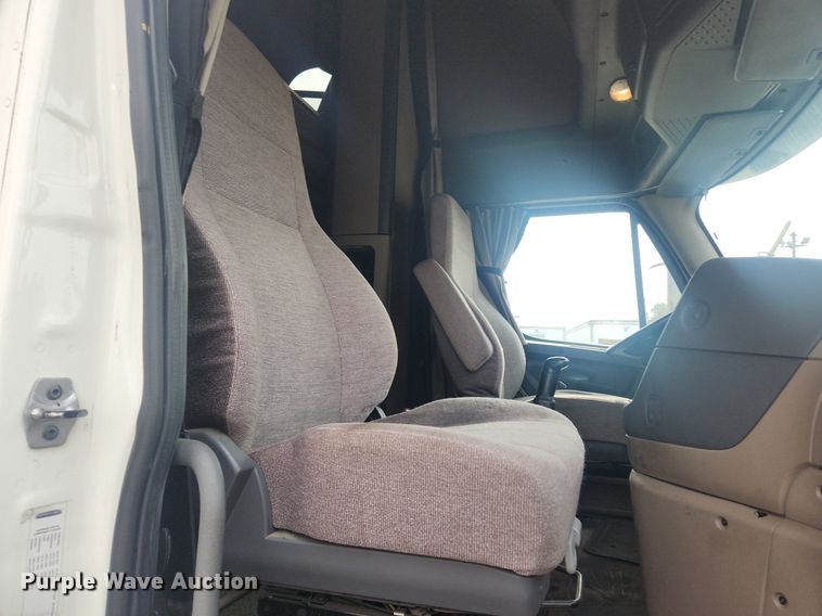 image for item LX9708 2017 Freightliner Cascadia  semi truck