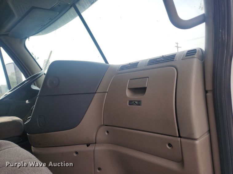 image for item LX9708 2017 Freightliner Cascadia  semi truck