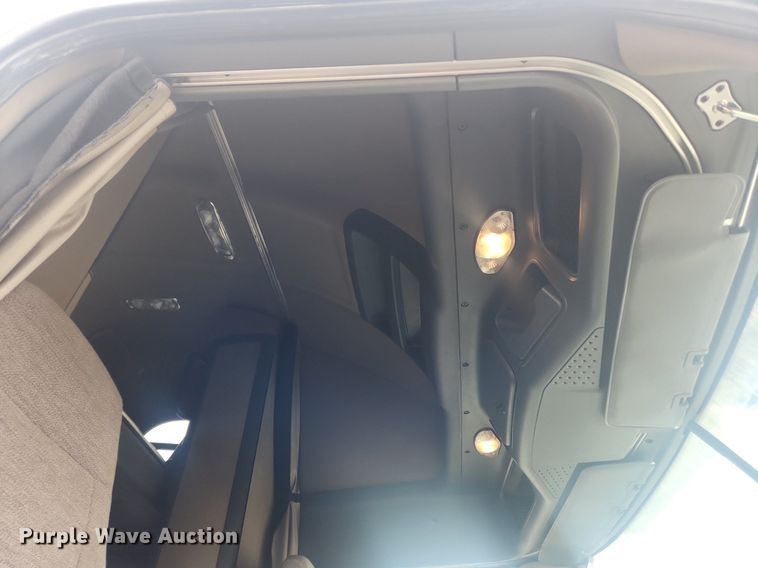 image for item LX9708 2017 Freightliner Cascadia  semi truck