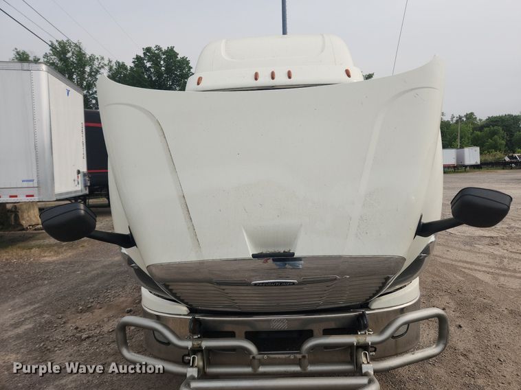 image for item LX9708 2017 Freightliner Cascadia  semi truck