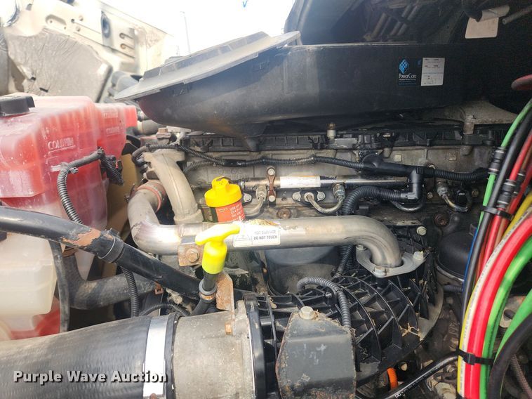 image for item LX9708 2017 Freightliner Cascadia  semi truck