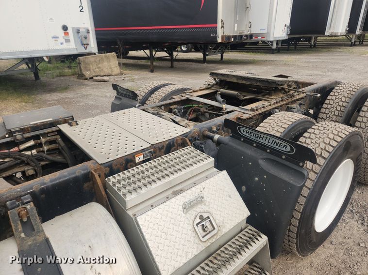 image for item LX9708 2017 Freightliner Cascadia  semi truck