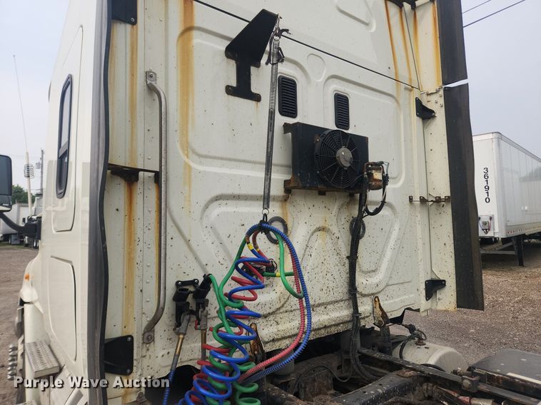 image for item LX9708 2017 Freightliner Cascadia  semi truck