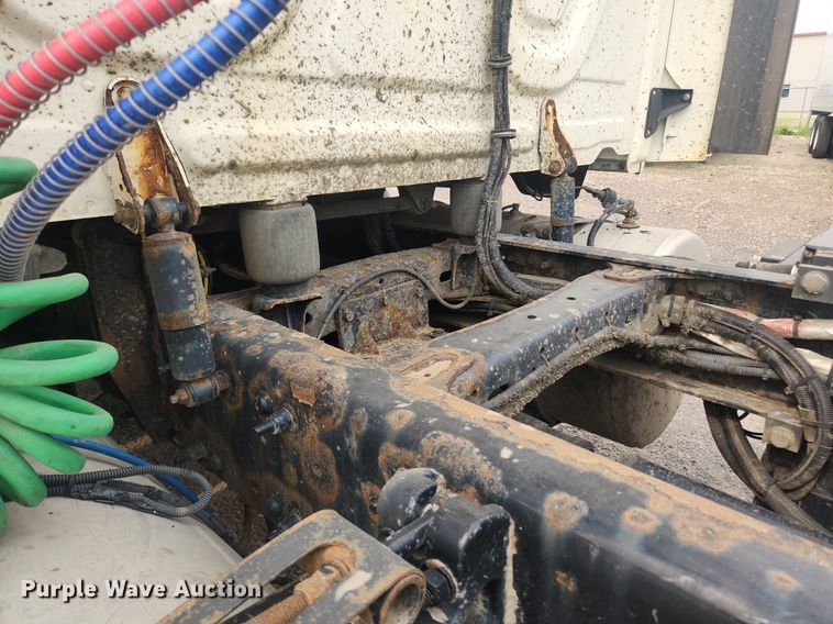 image for item LX9708 2017 Freightliner Cascadia  semi truck