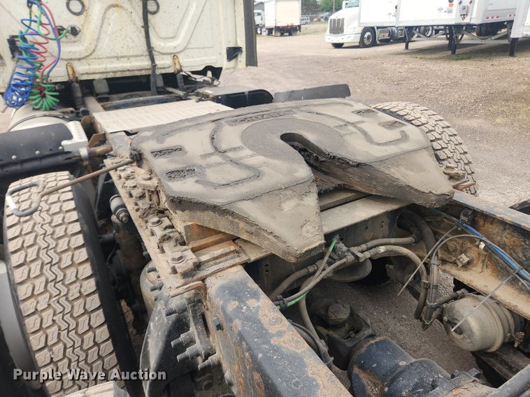 image for item LX9708 2017 Freightliner Cascadia  semi truck