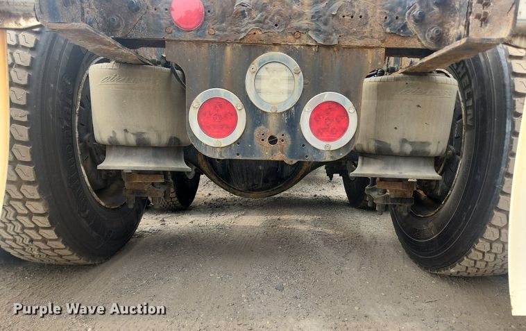 image for item LX9708 2017 Freightliner Cascadia  semi truck