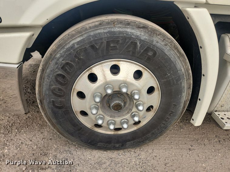 image for item LX9708 2017 Freightliner Cascadia  semi truck