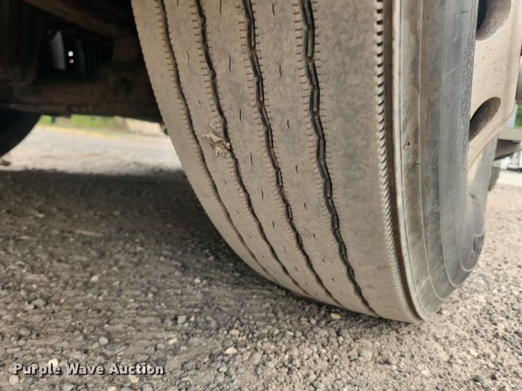 image for item LX9708 2017 Freightliner Cascadia  semi truck