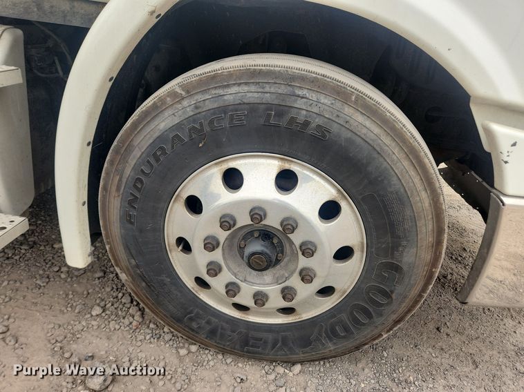 image for item LX9708 2017 Freightliner Cascadia  semi truck