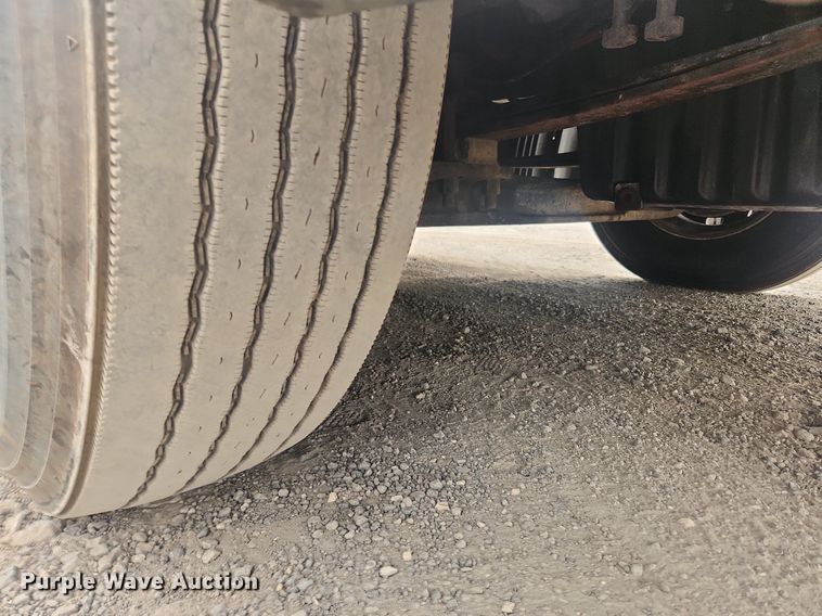 image for item LX9708 2017 Freightliner Cascadia  semi truck