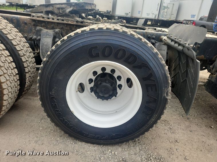 image for item LX9708 2017 Freightliner Cascadia  semi truck