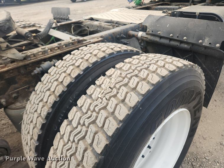 image for item LX9708 2017 Freightliner Cascadia  semi truck