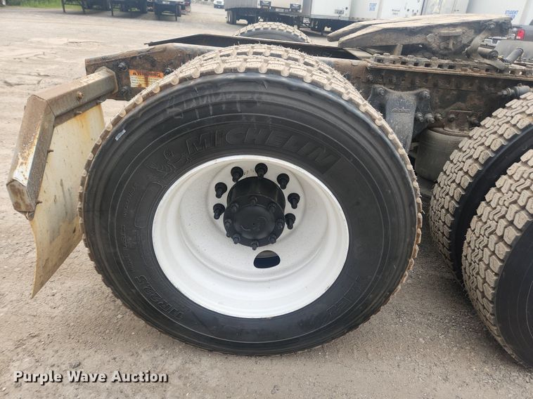 image for item LX9708 2017 Freightliner Cascadia  semi truck