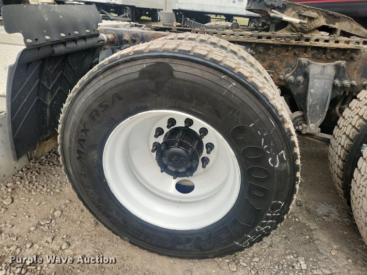 image for item LX9708 2017 Freightliner Cascadia  semi truck