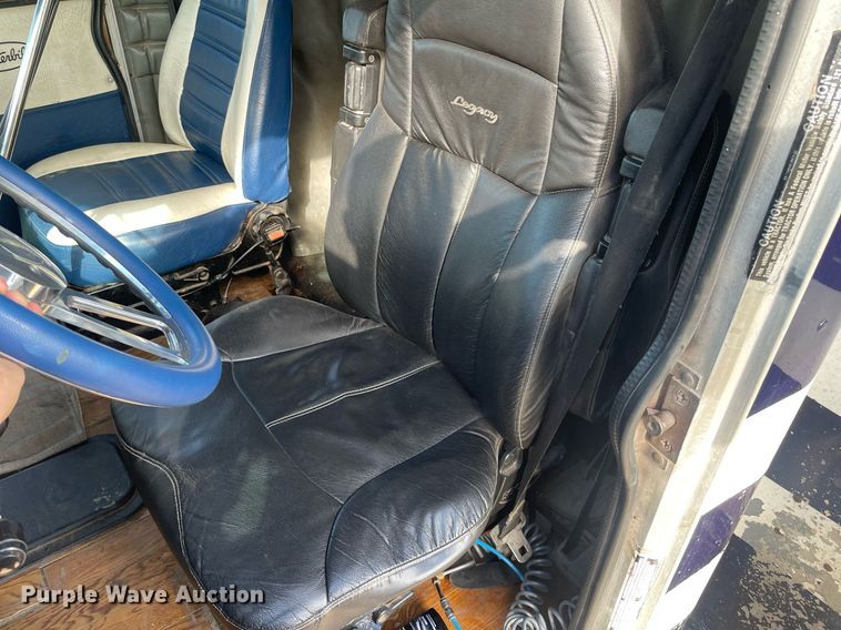 image for item LY9784 1994 Peterbilt 379  semi truck