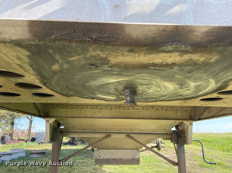 image for item LY9785 2005 Cornhusker  grain trailer