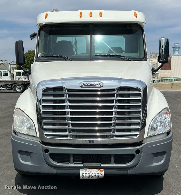 image for item MF9968 2012 Freightliner Cascadia 125  semi truck
