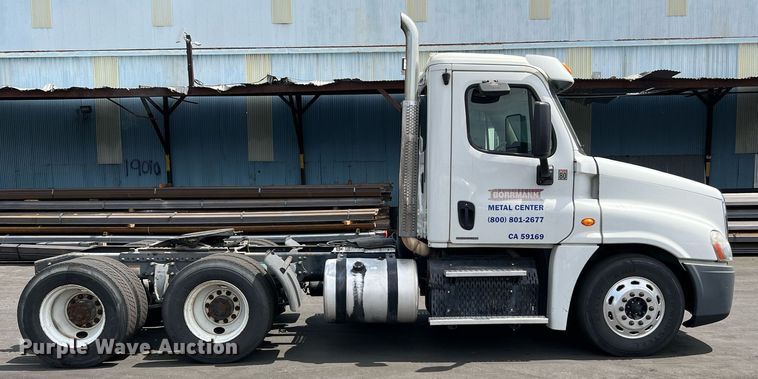 image for item MF9968 2012 Freightliner Cascadia 125  semi truck