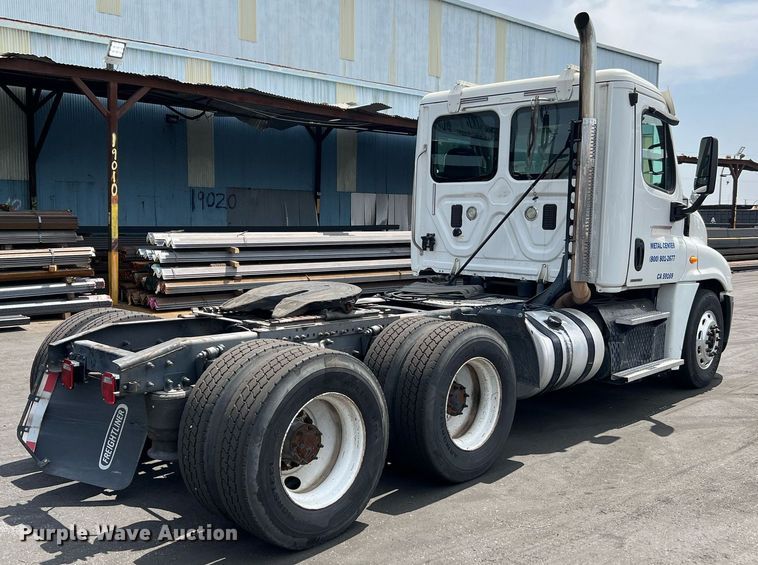 image for item MF9968 2012 Freightliner Cascadia 125  semi truck