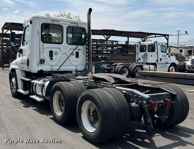 image for item MF9968 2012 Freightliner Cascadia 125  semi truck