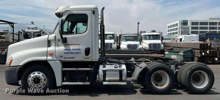 image for item MF9968 2012 Freightliner Cascadia 125  semi truck