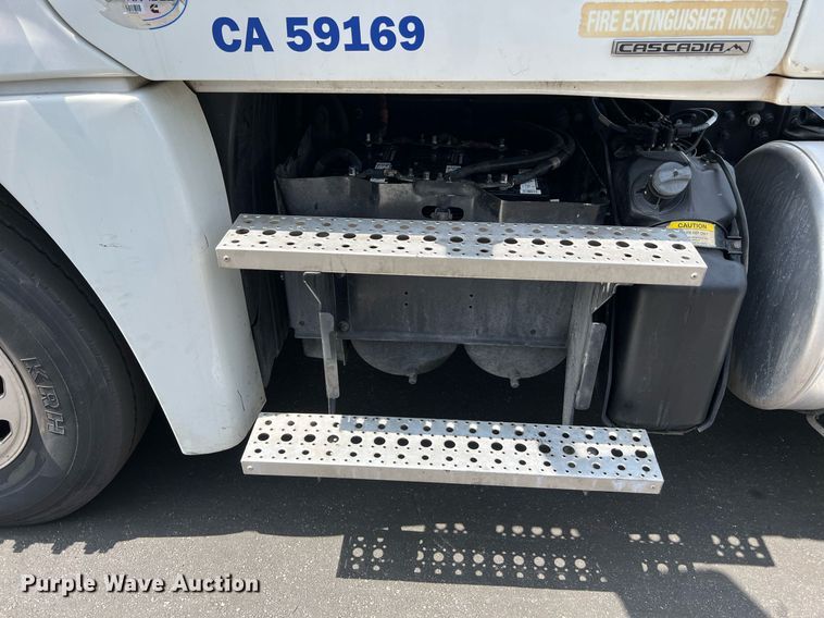 image for item MF9968 2012 Freightliner Cascadia 125  semi truck