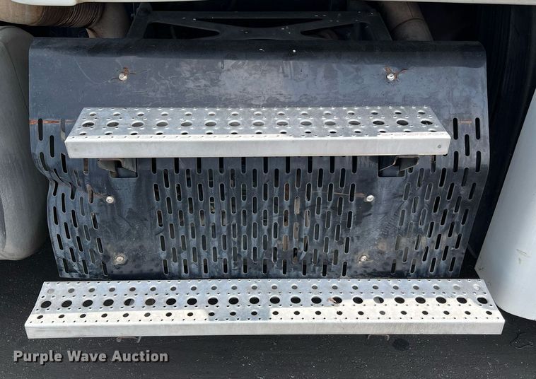 image for item MF9968 2012 Freightliner Cascadia 125  semi truck