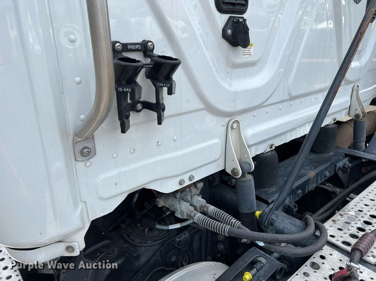 image for item MF9968 2012 Freightliner Cascadia 125  semi truck