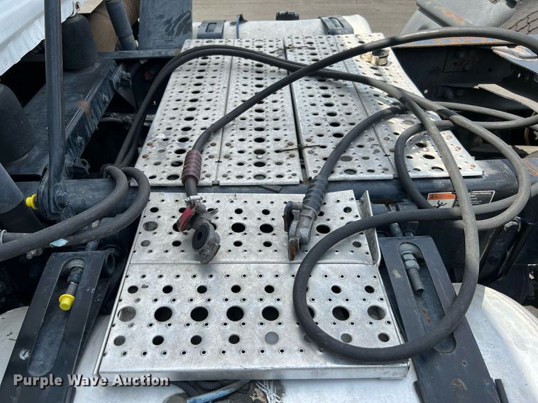 image for item MF9968 2012 Freightliner Cascadia 125  semi truck