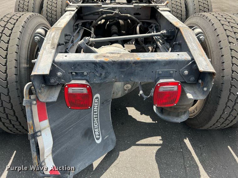 image for item MF9968 2012 Freightliner Cascadia 125  semi truck