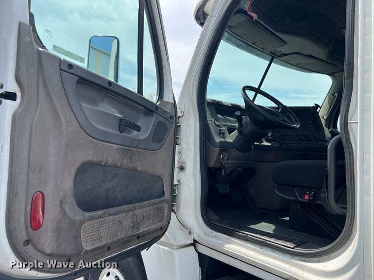 image for item MF9968 2012 Freightliner Cascadia 125  semi truck