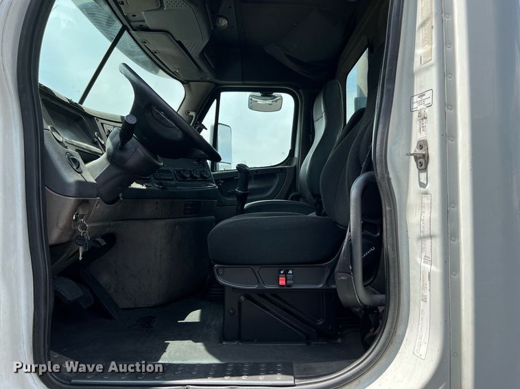 image for item MF9968 2012 Freightliner Cascadia 125  semi truck