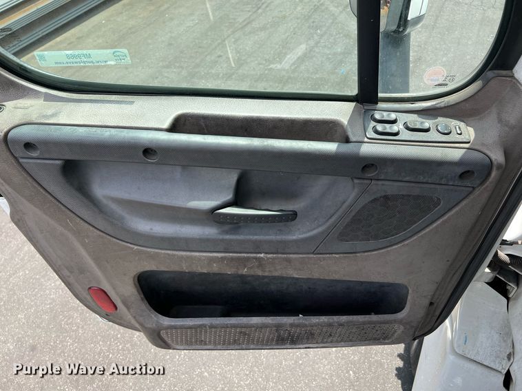 image for item MF9968 2012 Freightliner Cascadia 125  semi truck