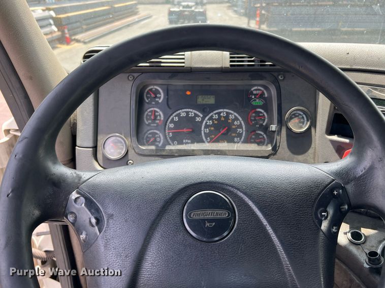 image for item MF9968 2012 Freightliner Cascadia 125  semi truck