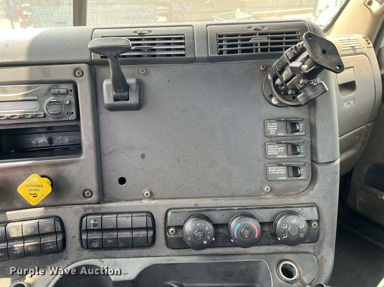 image for item MF9968 2012 Freightliner Cascadia 125  semi truck