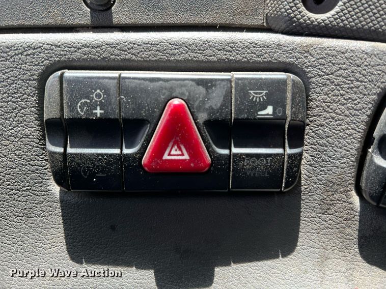 image for item MF9968 2012 Freightliner Cascadia 125  semi truck